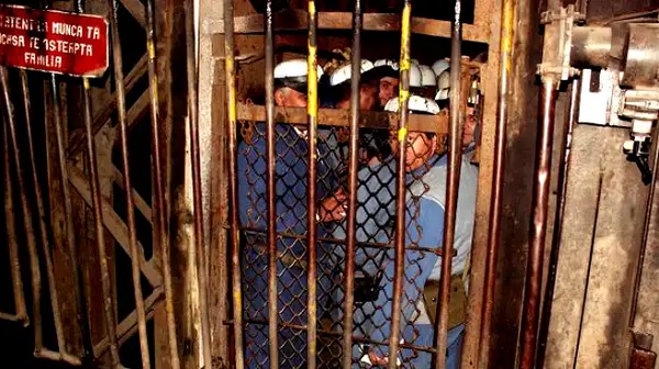 Tiltakozásul eltorlaszolta magát ötven bányász